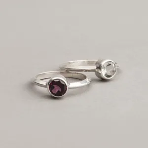 GEMSTONE RING WITH PYRAMID BAND