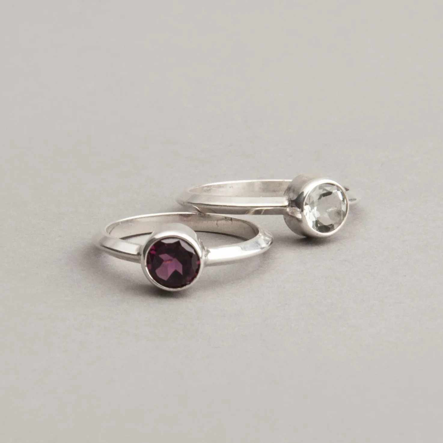GEMSTONE RING WITH PYRAMID BAND