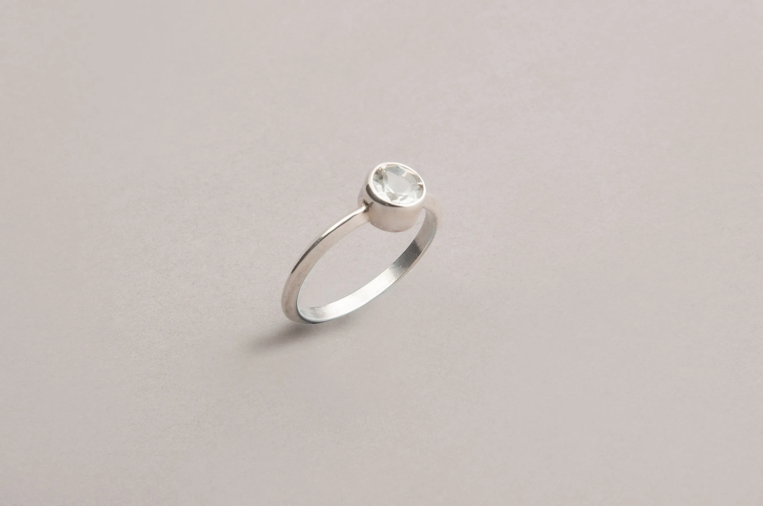 GEMSTONE RING WITH PYRAMID BAND