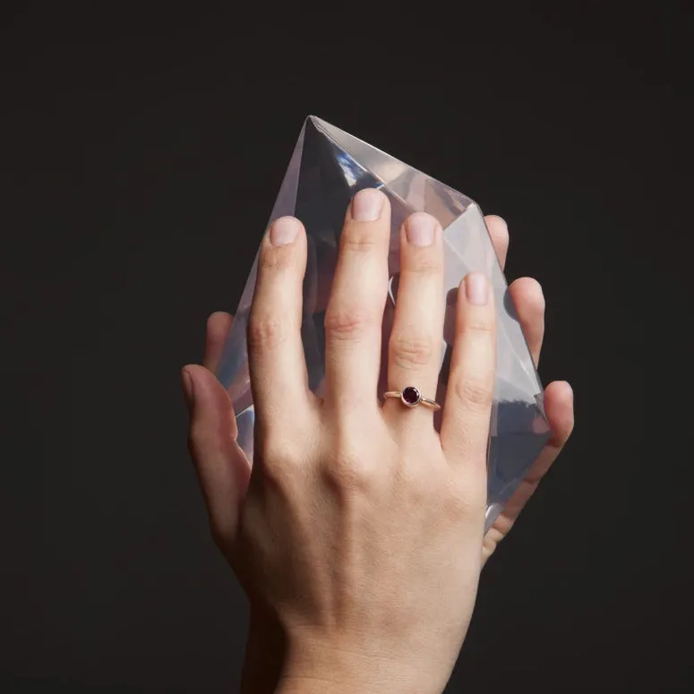 GEMSTONE RING WITH PYRAMID BAND