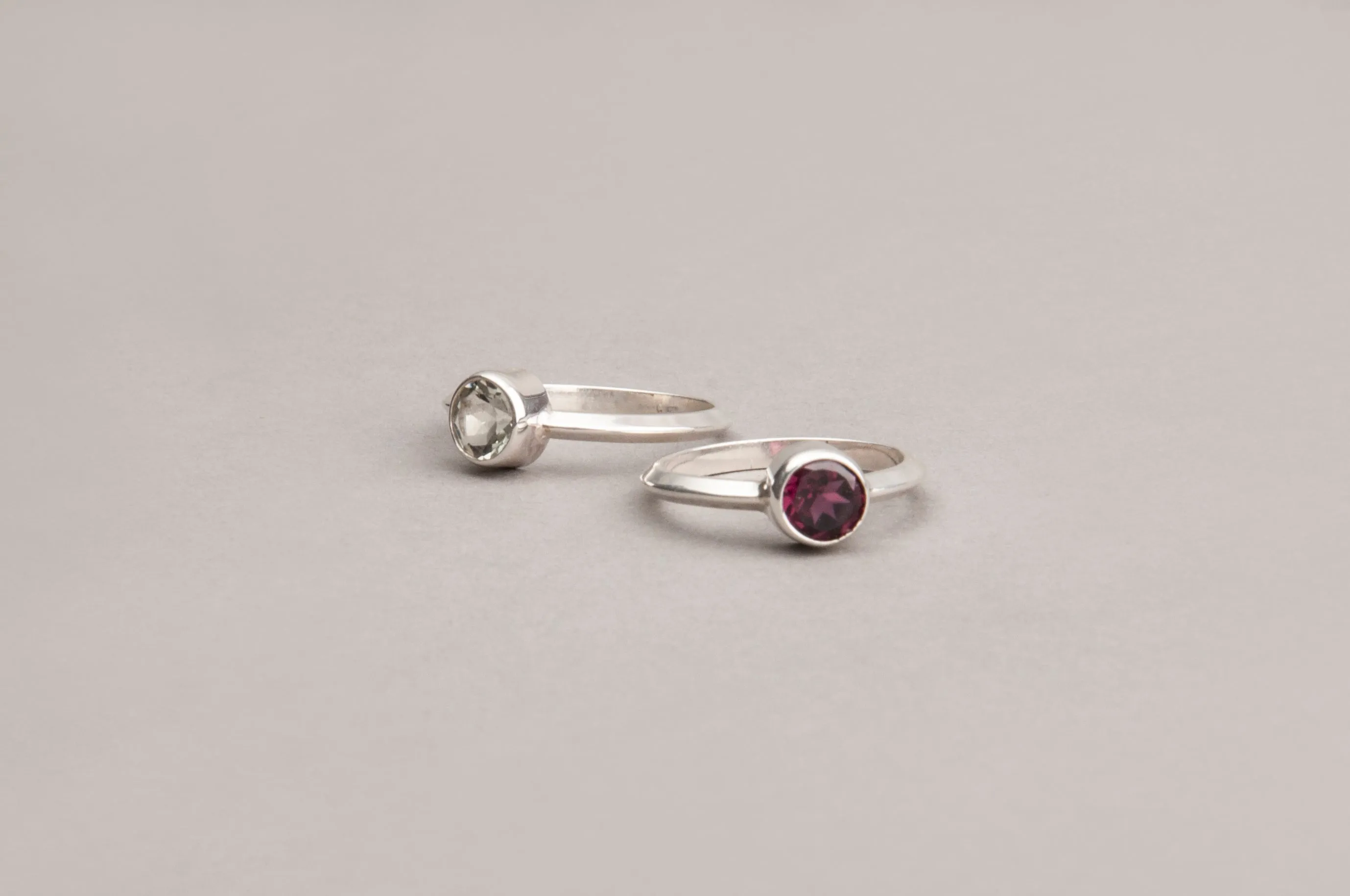GEMSTONE RING WITH PYRAMID BAND